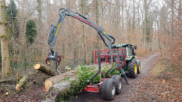 Rückewagen mit Kran im Wald