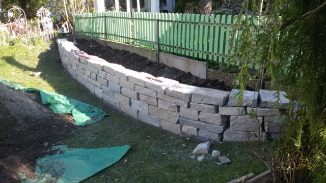 Neue Natursteinmauer als Hangbeet