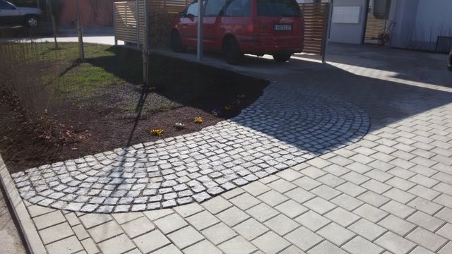 Gepflasterte Einfahrt