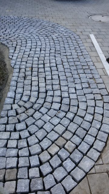 Pflasterweg im Bogenmuster