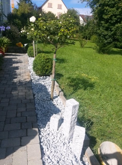 Gartenweg mit Kieskante